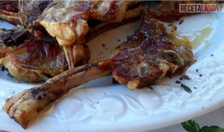 Chuletas de cordero con miel y hierbabuena