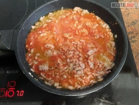 Sofriendo la carne picada con la cebolla y el tomate