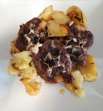 Cuello de cordero asado con patatas