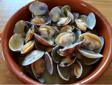 Almejas al ajillo en cazuela