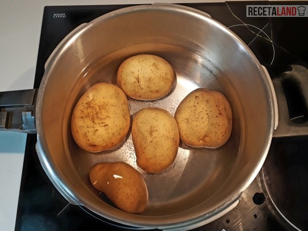 Preparando la patatas para cocer