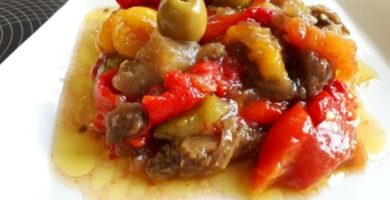 ensalada de pimientos asados, berenjena, tomate y aceitunas