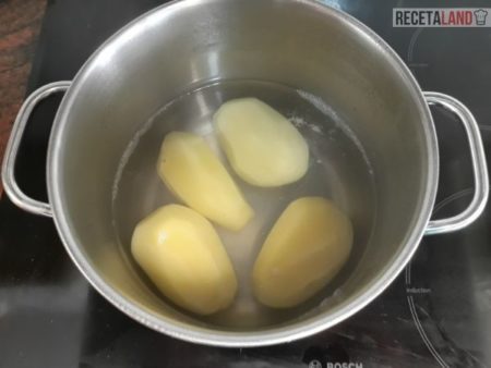 Poniendo la patatas a hervir para le ensalada