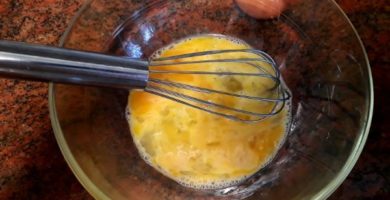 Batiendo ligeramente los huevos