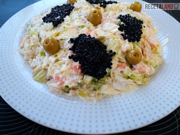 Fuente con la Ensalada de Merluza y Mayonesa con un poquito de caviar