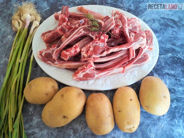 Ingredientes de chuletas de cabrito con ajos tiernos y patatas fritas