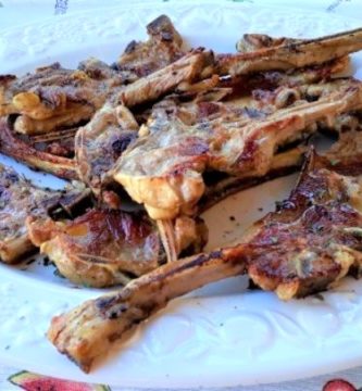 Fuente con las chuletas de cordero asadas