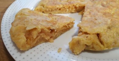 Corte de tortilla de patas chips recién hecha
