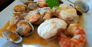 Plato de Cazuela de Rape, gambas y almejas