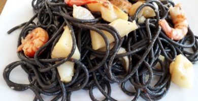 Plato de espaguetis con sepia y gambas
