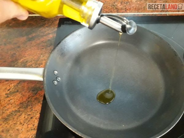 Añadiendo unas gotas de aceite