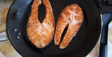 Salmón a la plancha listo en en la sartén