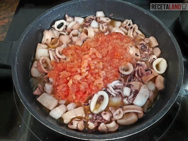 Añadiéndole el tomate a los calamares y la sepia