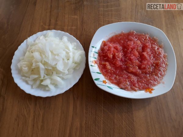 Cebolla cortada y tomate rallado para el sofrito