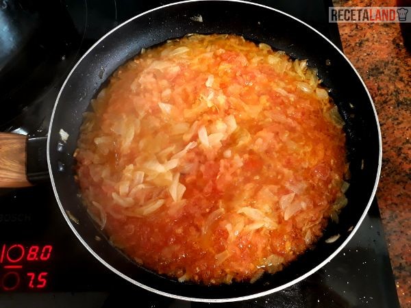 Sofriendo la cebolla y el tomate