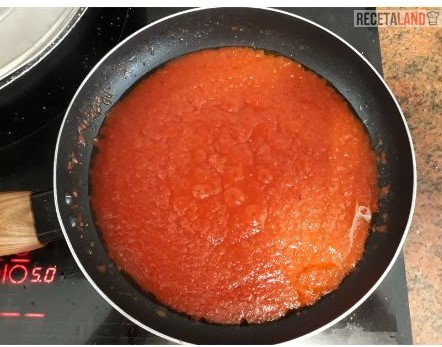 Friendo el tomate triturado