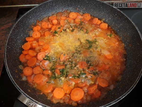 Cebolla, tomate, zanahoria sofriéndose con el majado