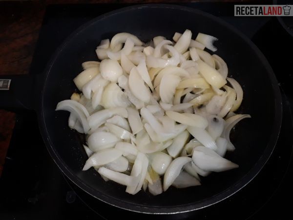Cebolla cortada para la Crema de Calabaza y zanahoria