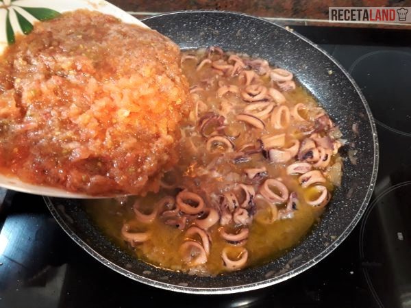 Añadiéndole el tomate rallado a los calamares