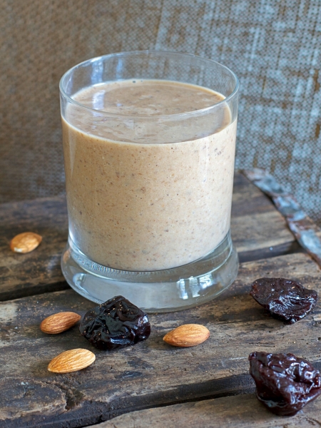 Batido de Ciruelas pasas y leche de almendras para desayuno de dieta saciante, con fibra y proteina