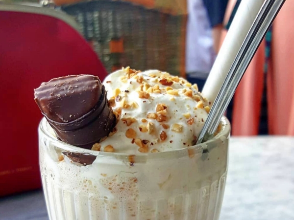 Batido de Kinder Bueno con Helado de Chocolate Blanco Batido de Kinder Bueno con Helado de Chocolate Blanco