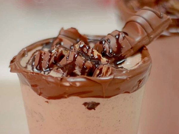 Batido de Kinder Bueno con Nutella y Leche Batido de Kinder Bueno con Nutella y Leche
