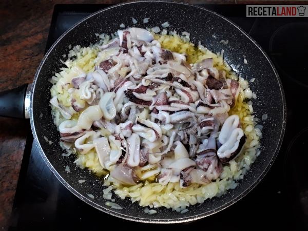 Friendo la cebolla con los calamares