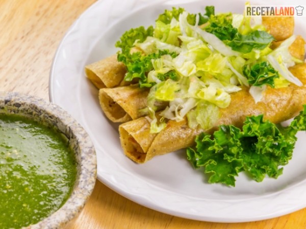 Tacos Fritos de Pollo Verdes