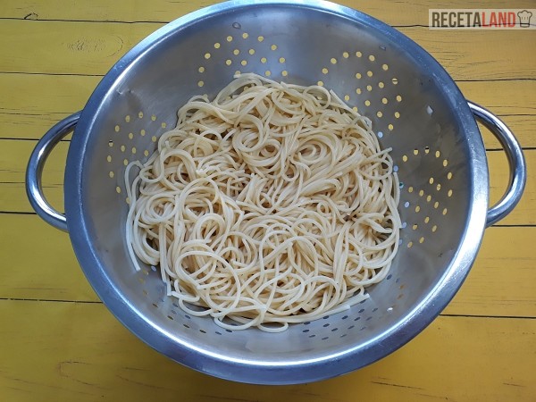Espaguetis colados y enfriados con agua