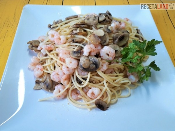 Espaguetis con champiñones y gambas