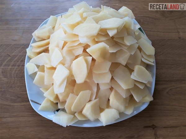 Patatas cortadas lista para freír