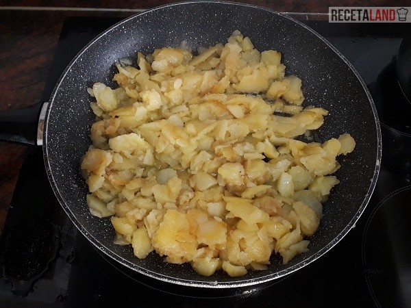 Patatas ya fritas para mezclar con el conejo