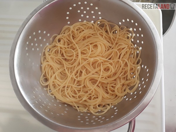 Espaguetis lavados y reservados en un colador