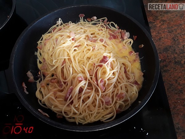 Espaguetis con todo mezclado listos para servir