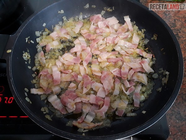Friendo el bacon con la Cebolla