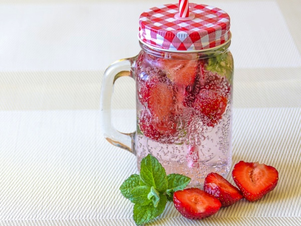 Agua de menta y fresa Agua de menta y fresa