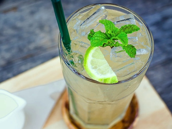 Agua de menta y limón