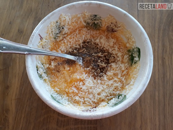 Bol con yemas de huevo, parmesano y pimienta