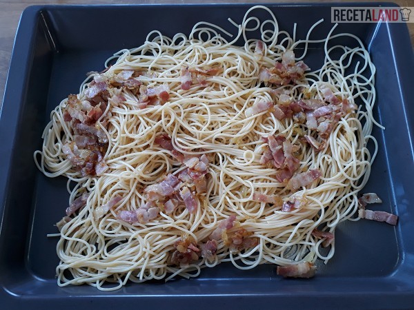 Los espaguetis en la bandeja del horno