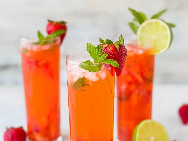 Agua de fresa con limón