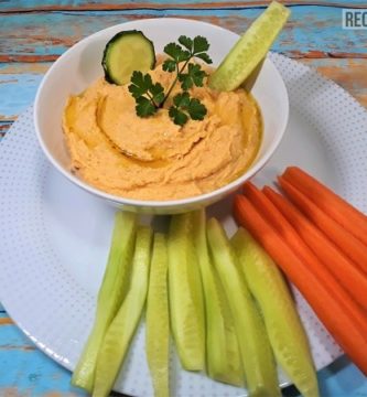 Humus de garbanzos acompañado de pepino y zanahoria