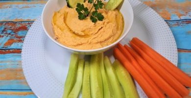 Humus de garbanzos acompañado de pepino y zanahoria