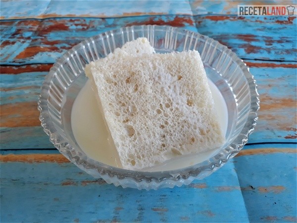 Mojando el pan en leche para las albóndigas