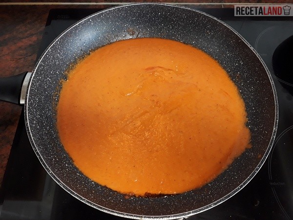 Sofrito de tomate y cebolla triturado con las salsa chipotle