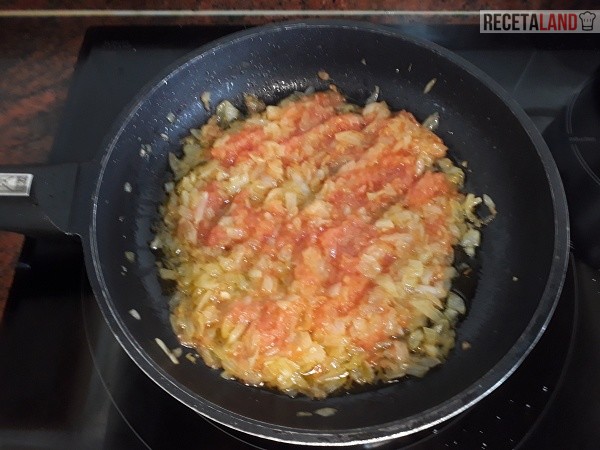 Sofriendo la cebolla con el tomate