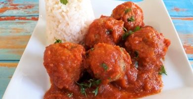 Albóndigas en salsa chipotle acompañadas de arroz blanco