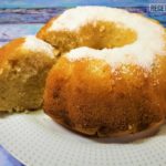 Bizcocho de coco recién horneado