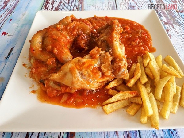 Manitas de cerdo en salsa acompañadas de patatas fritas
