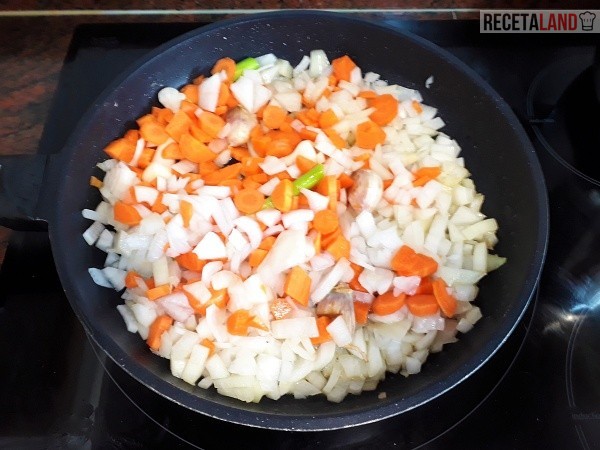 Sofriendo la cebolla, la zanahoria y los ajos