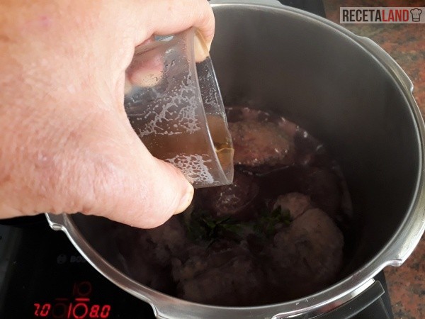 Echándole el vaso de caldo de carne